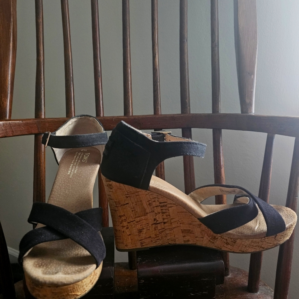 Toms Black Wedge High Sandals. Sz 9